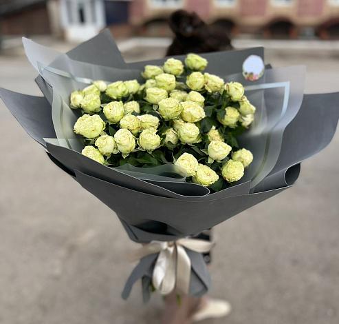 Букет Белые кустовые розы Солинеро в Мелехово