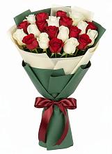 Букет Микс из красных и белых роз в Мелехово