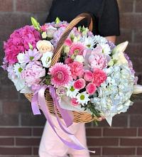 Композиция солнечный день в Мелехово Цветочная композиция из Розы, Хризантемы, Пионы и Лизиантусы в корзине в Мелехово
