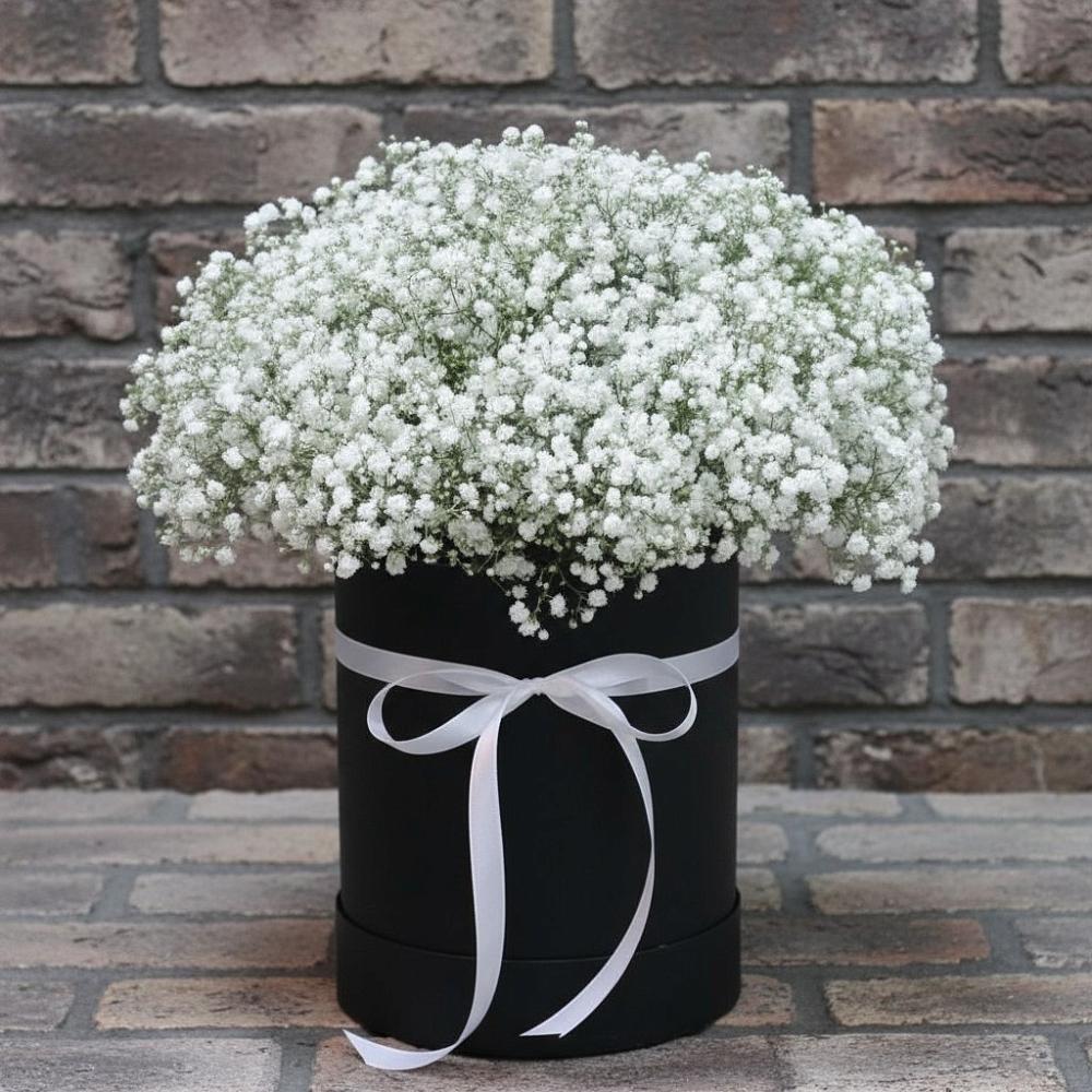 Цветочная композиция из Гипсофила в шляпной коробке в Мелехово