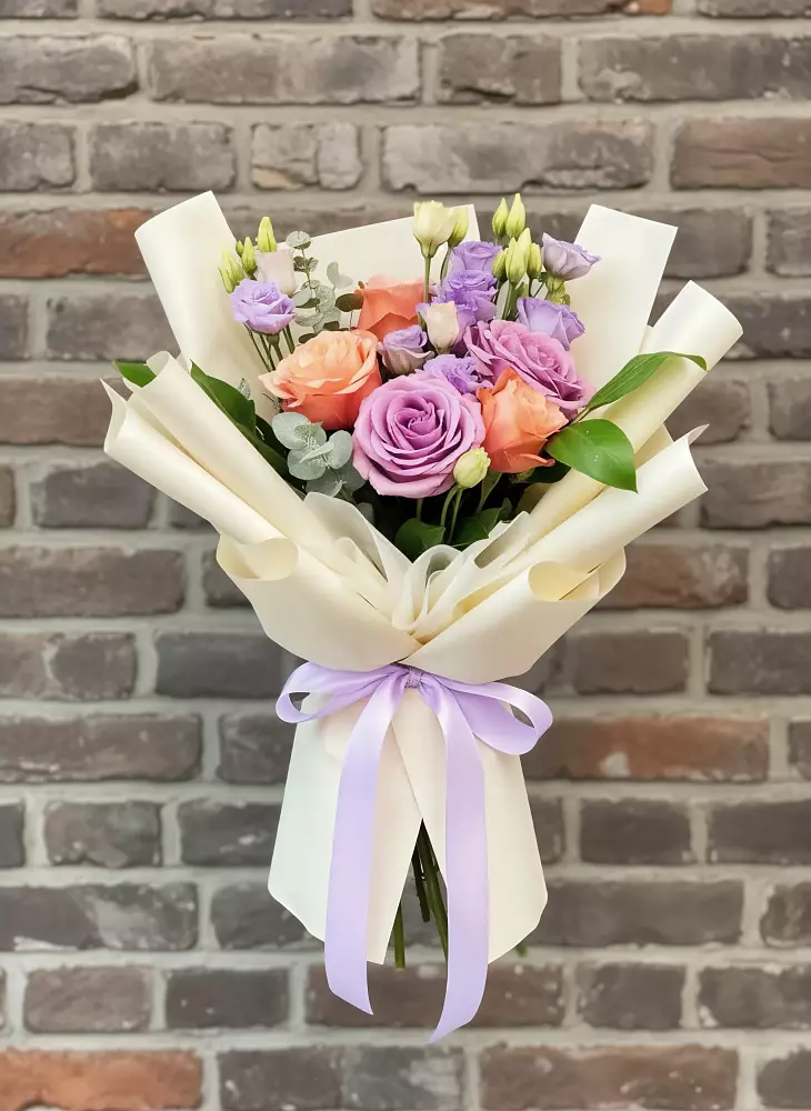 Букет цветов из: Лизиантусы и Розы в Мелехово