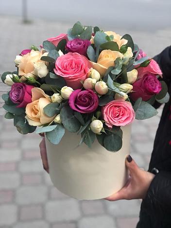 Цветочная композиция из Розы в шляпной коробке в Мелехово