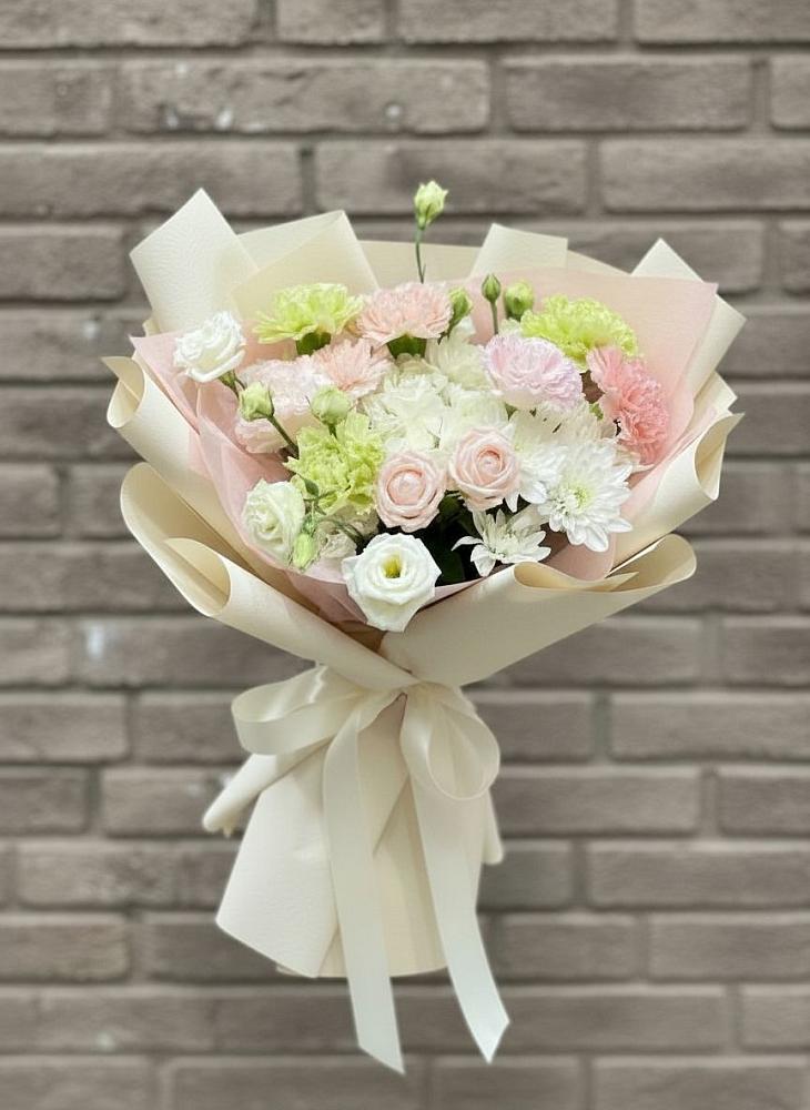 Букет цветов из: Гвоздики, Розы, Лизиантусы и Хризантемы в Мелехово