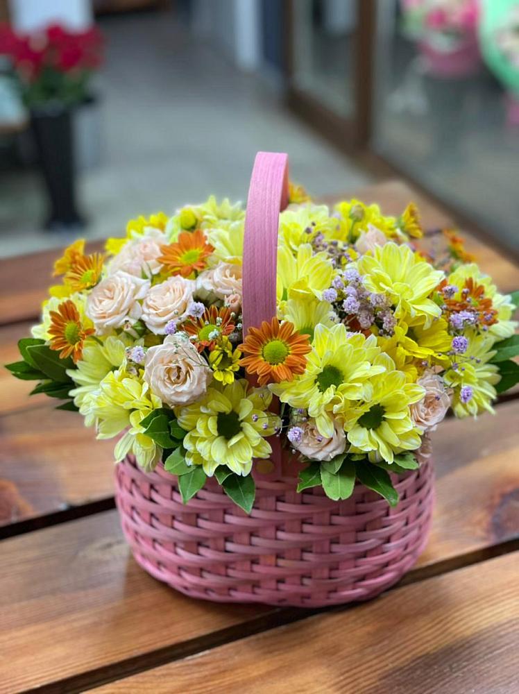 Цветочная композиция из Хризантемы и Розы в корзине в Мелехово