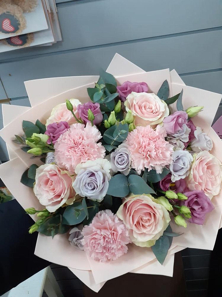 Букет цветов из: Розы, Гвоздики и Лизиантусы в Мелехово